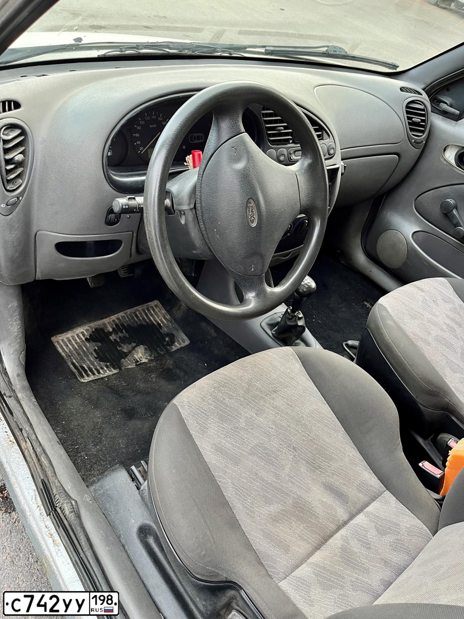 Фото автомобиля FORD FIESTA / ASPIRE, 2000 — госномер С742УУ198. Цвет: Белый