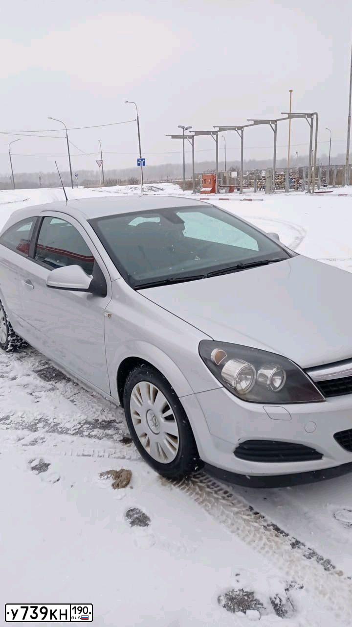 Фото автомобиля OPEL ASTRA, 2010 — госномер У739КН190. Цвет: СЕРЫЙ