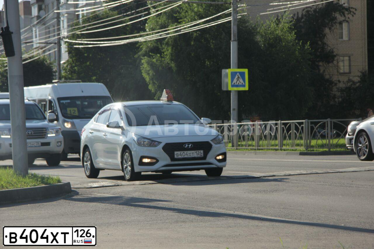 Фото автомобиля HYUNDAI SOLARIS, 2018 — госномер В404ХТ126. Цвет: БЕЛЫЙ