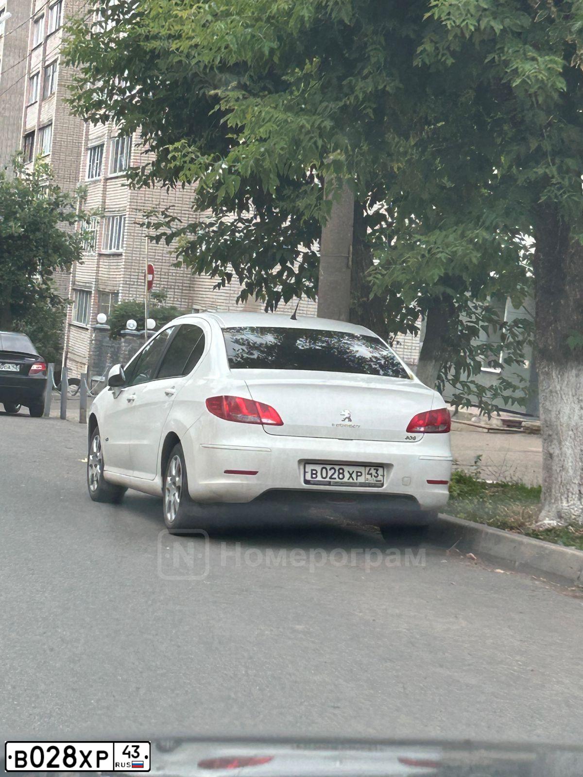 Фото автомобиля PEUGEOT 408, 2014 — госномер В028ХР43. Цвет: Белый