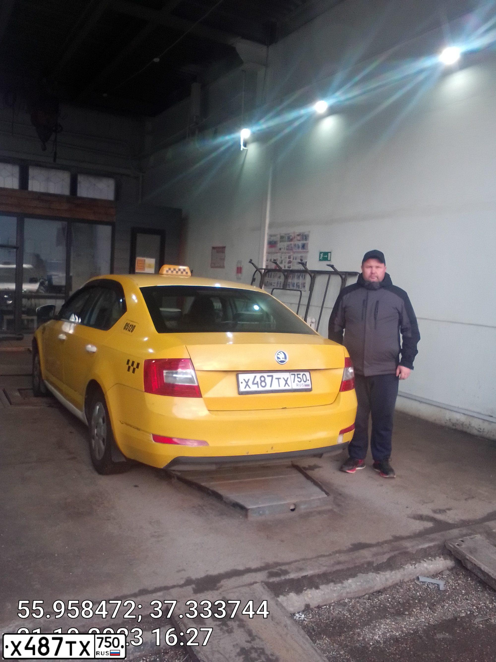 Фото автомобиля SKODA OCTAVIA, 2015 — госномер Х487ТХ750. Цвет: ЖЕЛТЫЙ