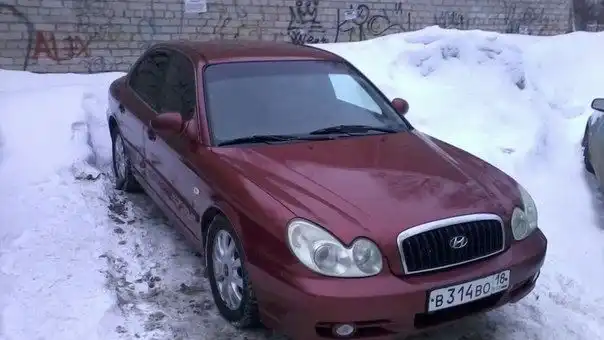Фото автомобиля HYUNDAI SONATA, 2004 — госномер Х158МА196. Цвет: Красный