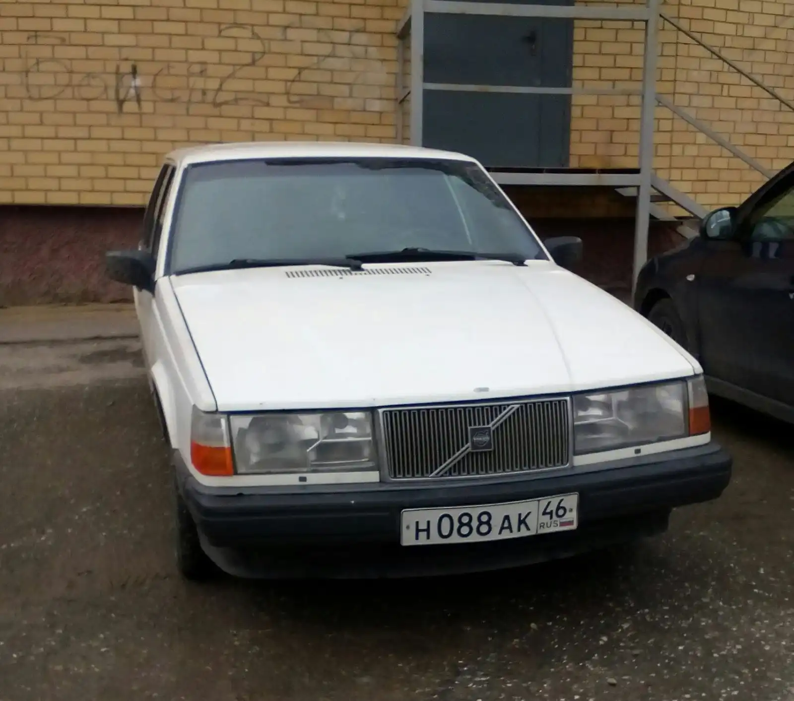 Фото автомобиля VOLVO 940, 1991 — госномер Е540АТ716. Цвет: Белый