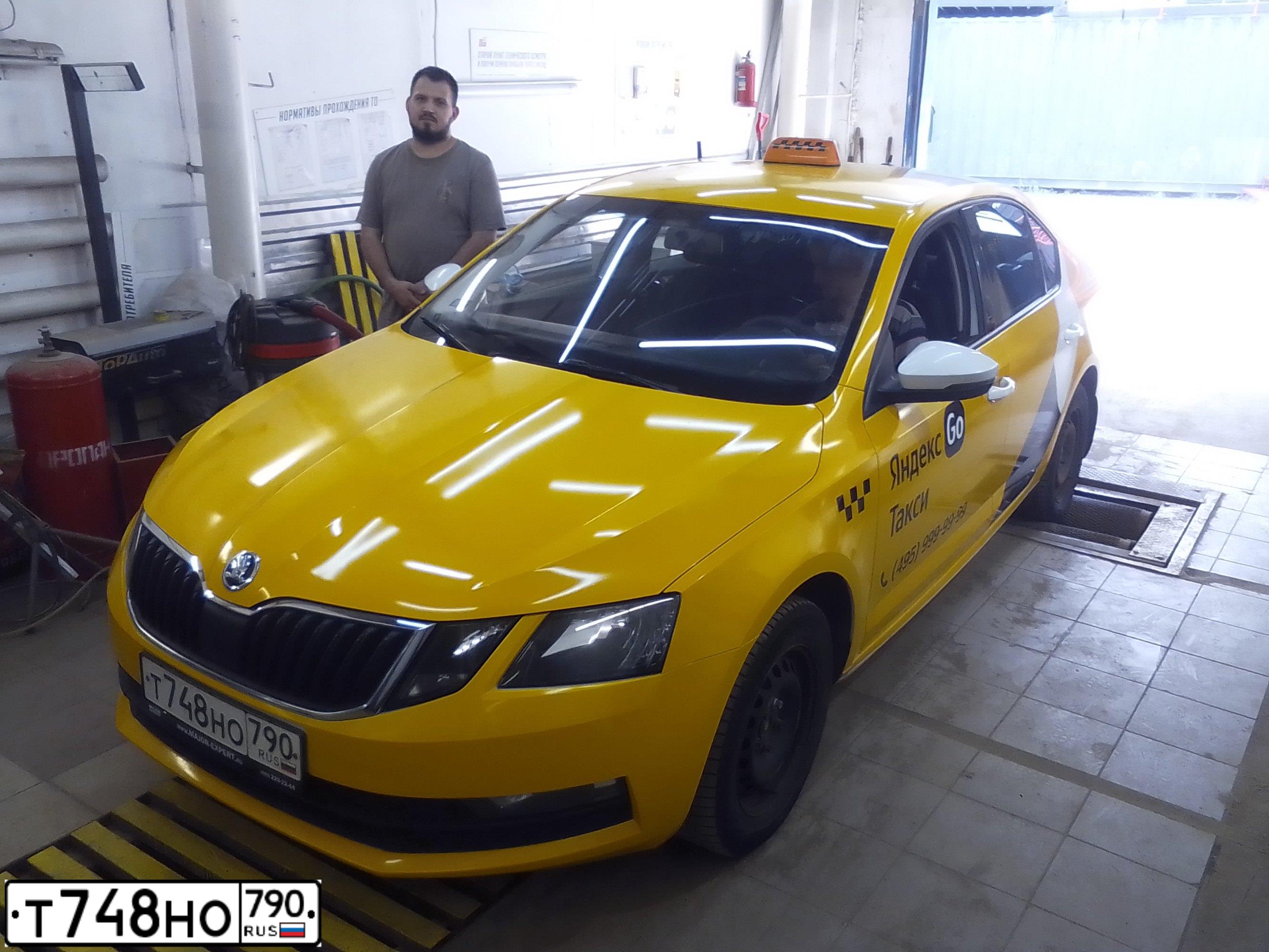 Фото автомобиля SKODA OCTAVIA, 2019 — госномер К428ВХ977. Цвет: ЖЕЛТЫЙ