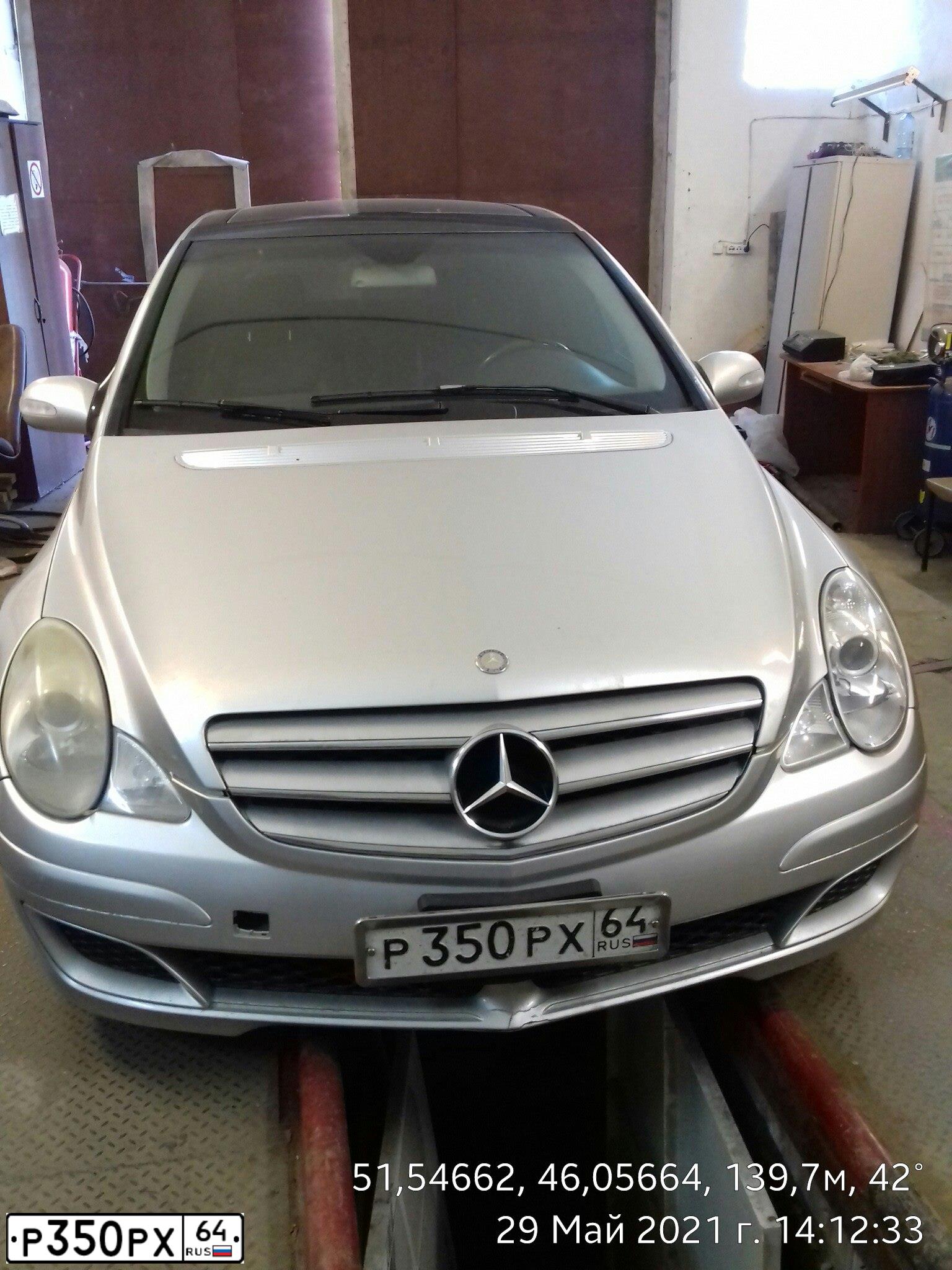 Фото автомобиля MERCEDES R-KLASSE, 2005 — госномер Р350РХ64. Цвет: Серебристый
