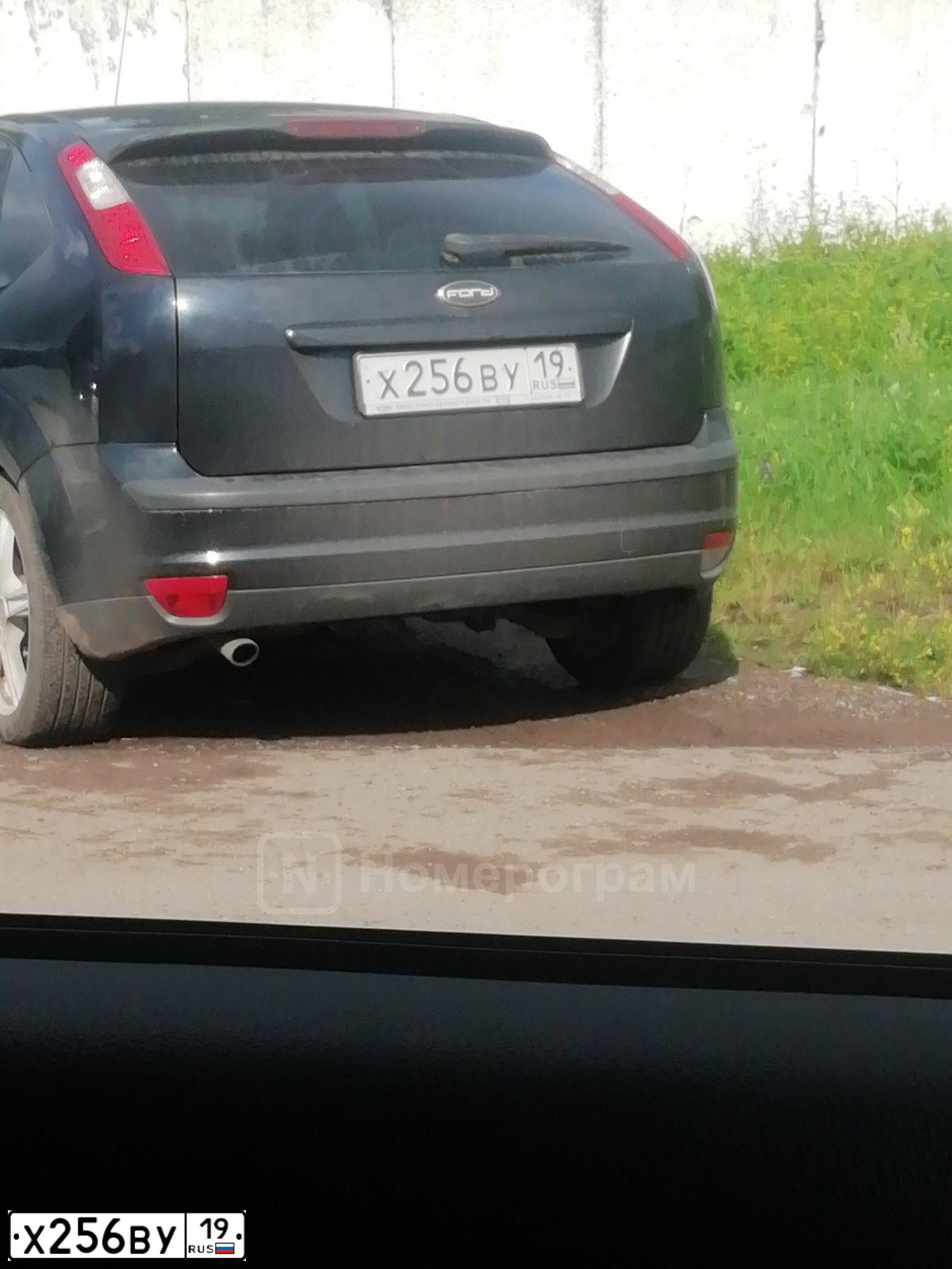 Фото автомобиля FORD FOCUS, 2007 — госномер Х256ВУ19. Цвет: ЧЕРНЫЙ