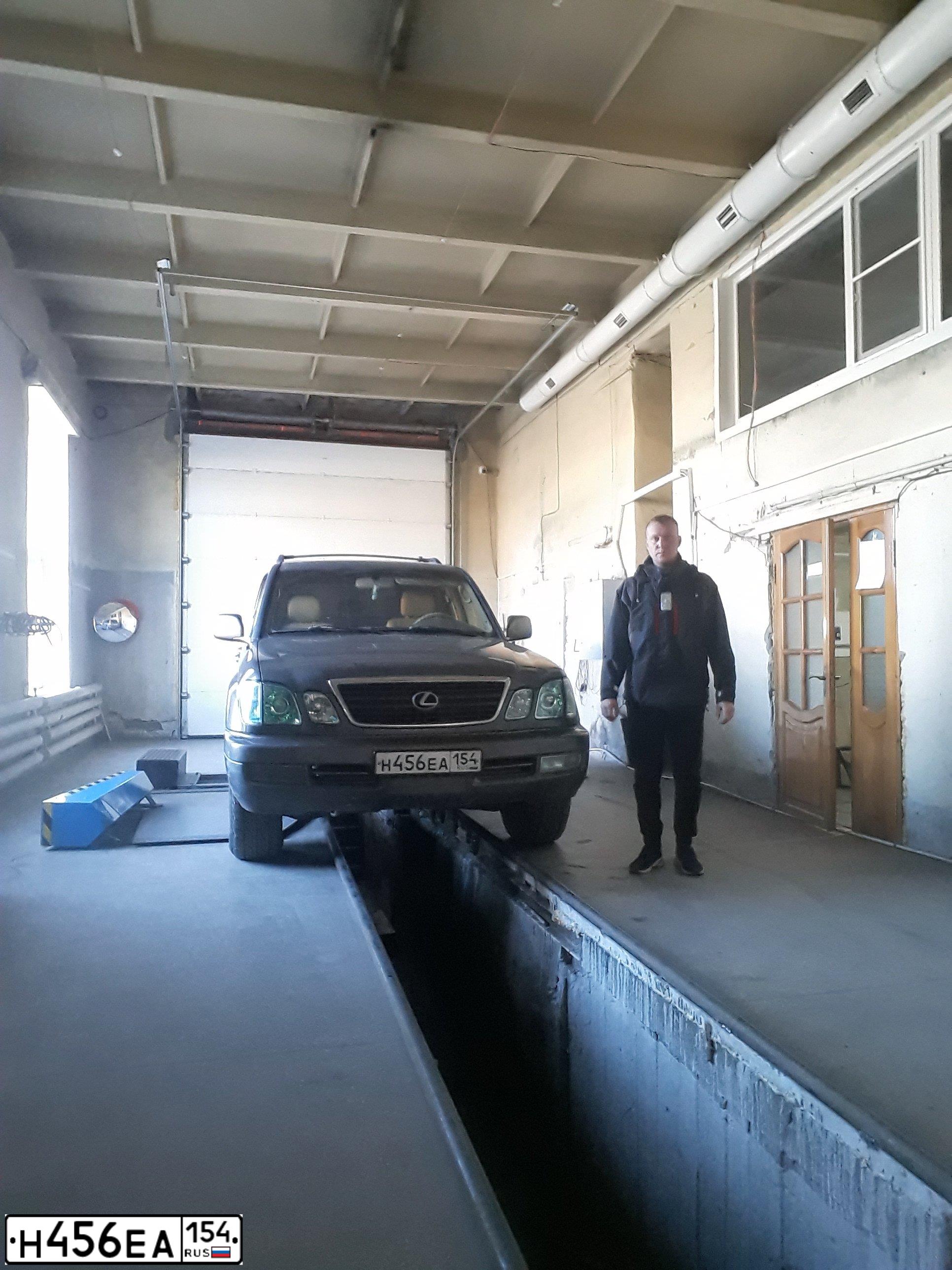 Фото автомобиля LEXUS LX, 2000 — госномер В002НА154. Цвет: Серый