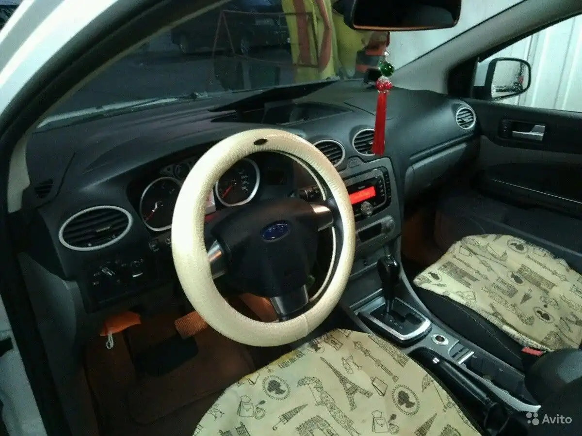 Фото автомобиля FORD FOCUS, 2011 — госномер О675МО136. Цвет: Белый