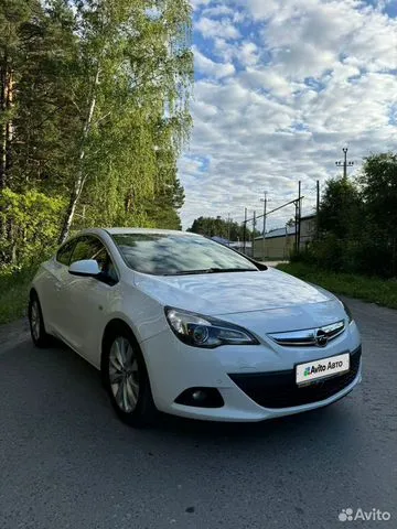 Фото автомобиля OPEL ASTRA, 2013 — госномер А900УК196. Цвет: Белый
