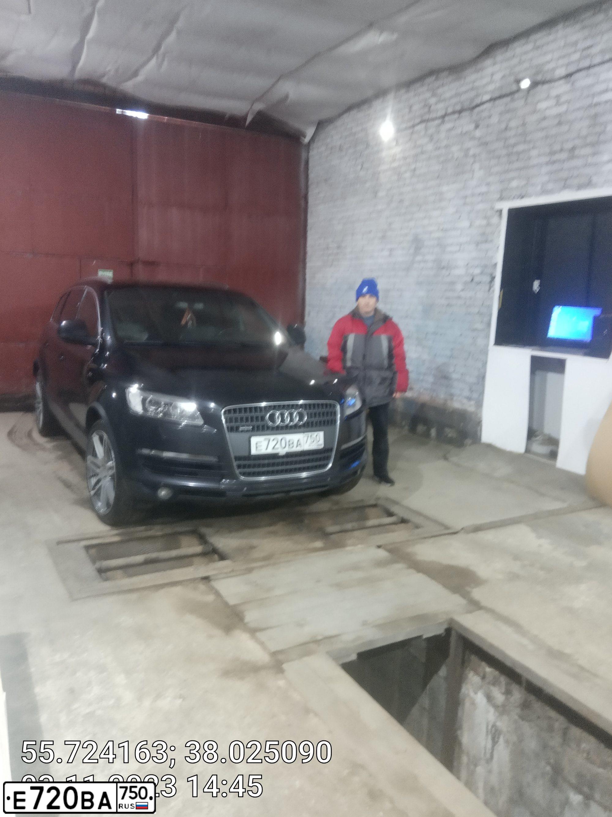 Фото автомобиля AUDI Q7, 2008 — госномер С444РК190. Цвет: ЧЕРНЫЙ