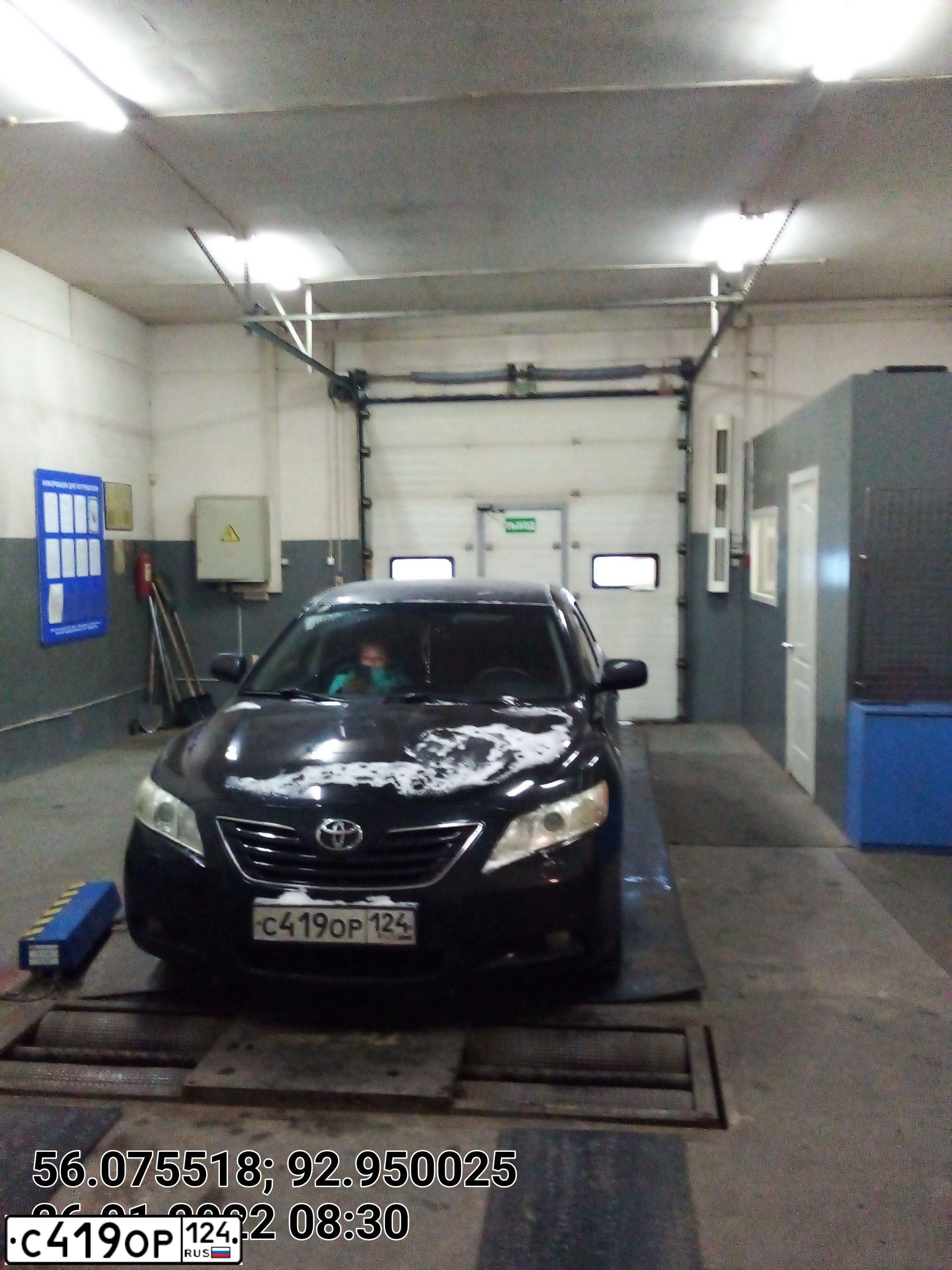 Фото автомобиля TOYOTA CAMRY, 2008 — госномер В400ЕЕ17. Цвет: ЧЕРНЫЙ