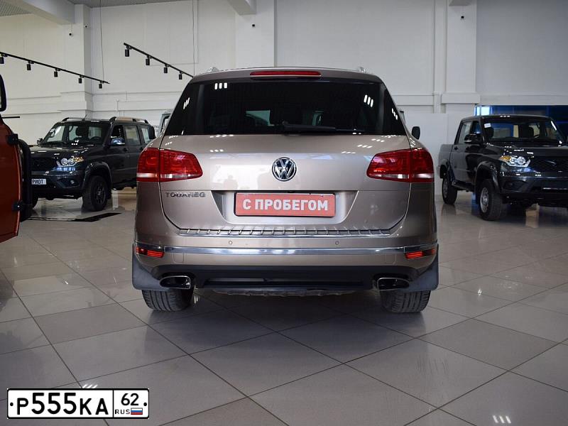 Фото автомобиля VOLKSWAGEN TOUAREG, 2015 — госномер О968УК195. Цвет: БЕЖЕВЫЙ