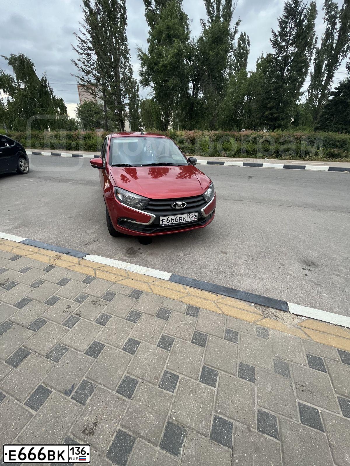 Фото автомобиля LADA 2190 GRANTA, 2018 — госномер Е666ВК136. Цвет: серебристо-темно-серый
