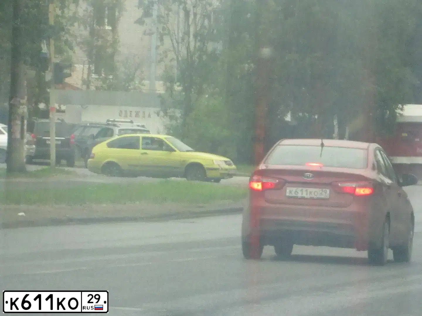 Фото автомобиля KIA RIO, 2012 — госномер К611КО29. Цвет: Красный