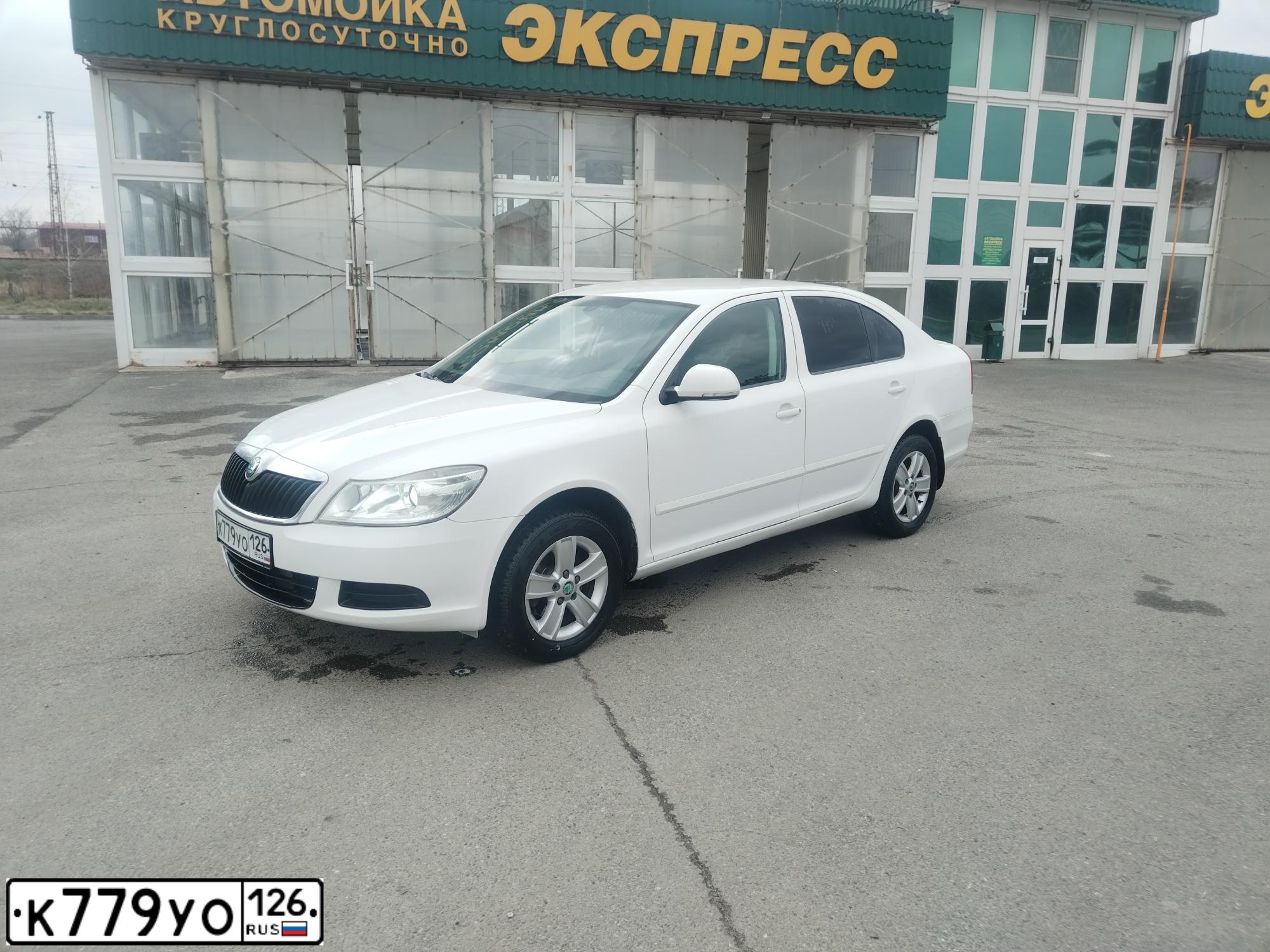 Фото автомобиля SKODA OCTAVIA, 2013 — госномер К779УО126. Цвет: Белый
