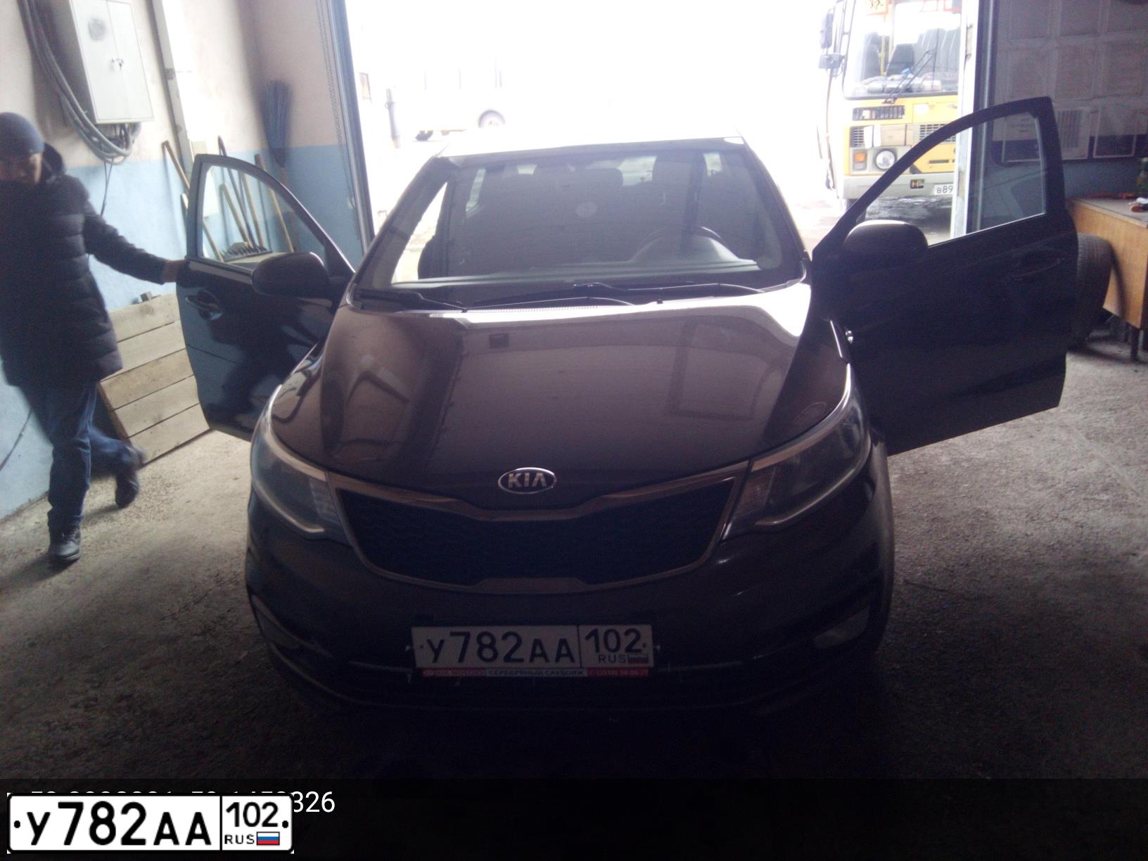 Фото автомобиля KIA RIO, 2016 — госномер У782АА102. Цвет: Коричневый