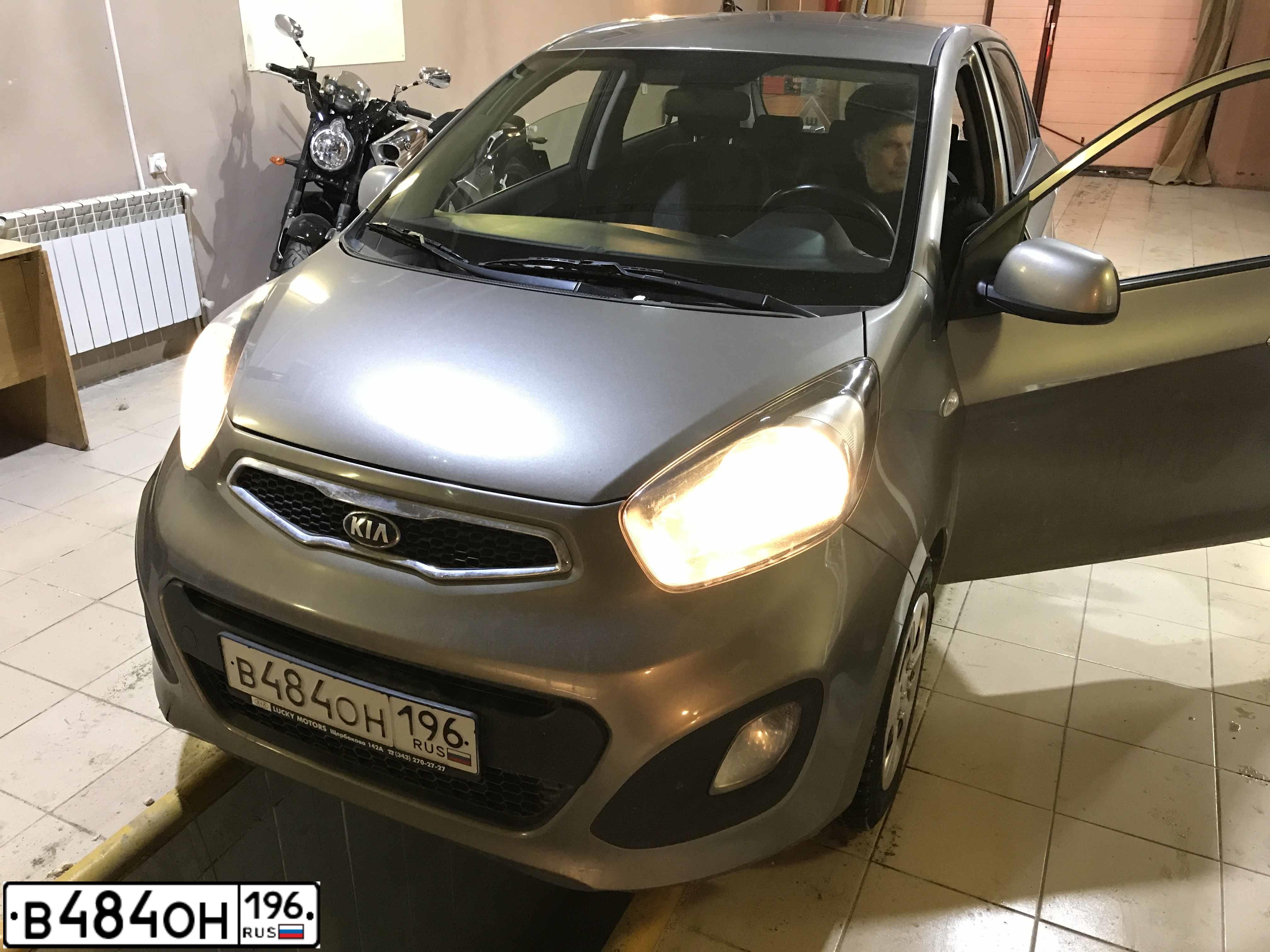Фото автомобиля KIA PICANTO / MORNING, 2014 — госномер Е626НУ186. Цвет: СЕРЫЙ