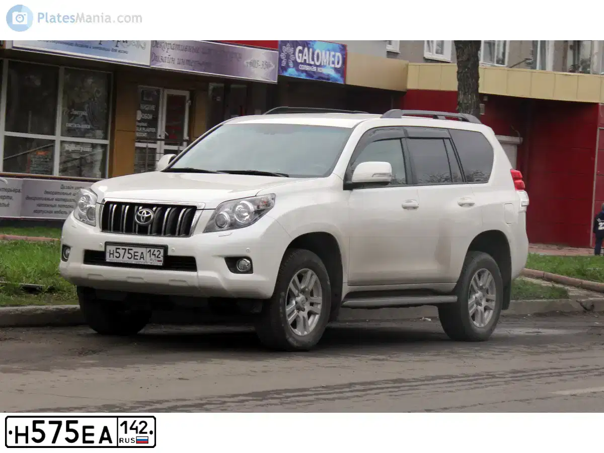 Фото автомобиля TOYOTA LANDCRUISER, 2013 — госномер Н575ЕА142. Цвет: БЕЛЫЙ ПЕРЛАМУТР
