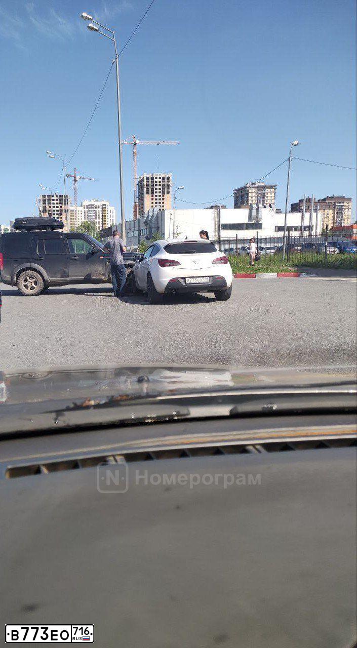 Фото автомобиля OPEL ASTRA, 2012 — госномер Р900КТ716. Цвет: Белый