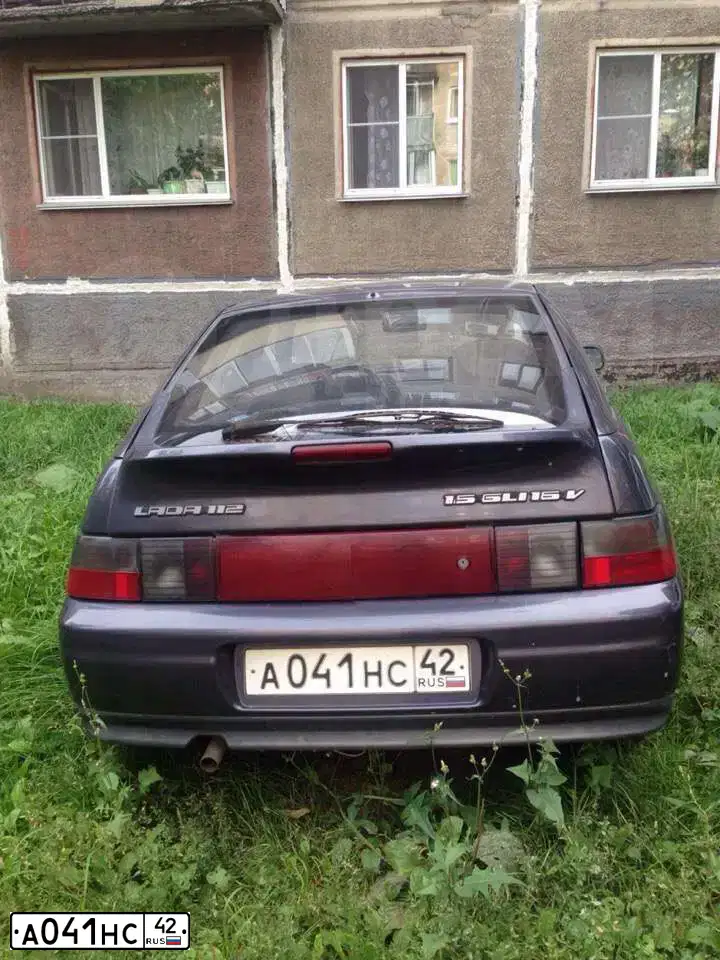 Фото автомобиля LADA 2112, 2001 — госномер Т676РА142. Цвет: СЕРЕБРИСТЫЙ ТЕМНО-ФИОЛЕТОВЫЙ