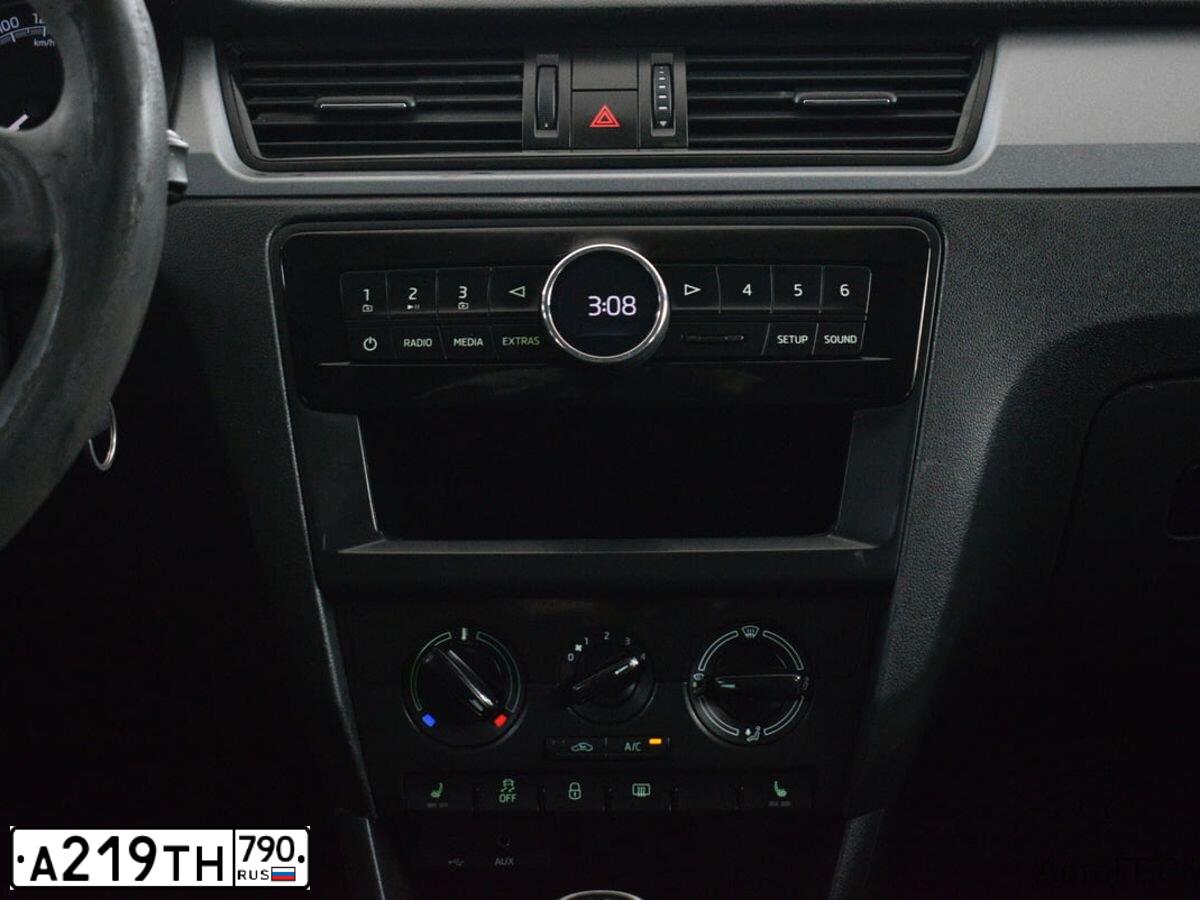 Фото автомобиля SKODA RAPID, 2017 — госномер М725АХ250. Цвет: Белый