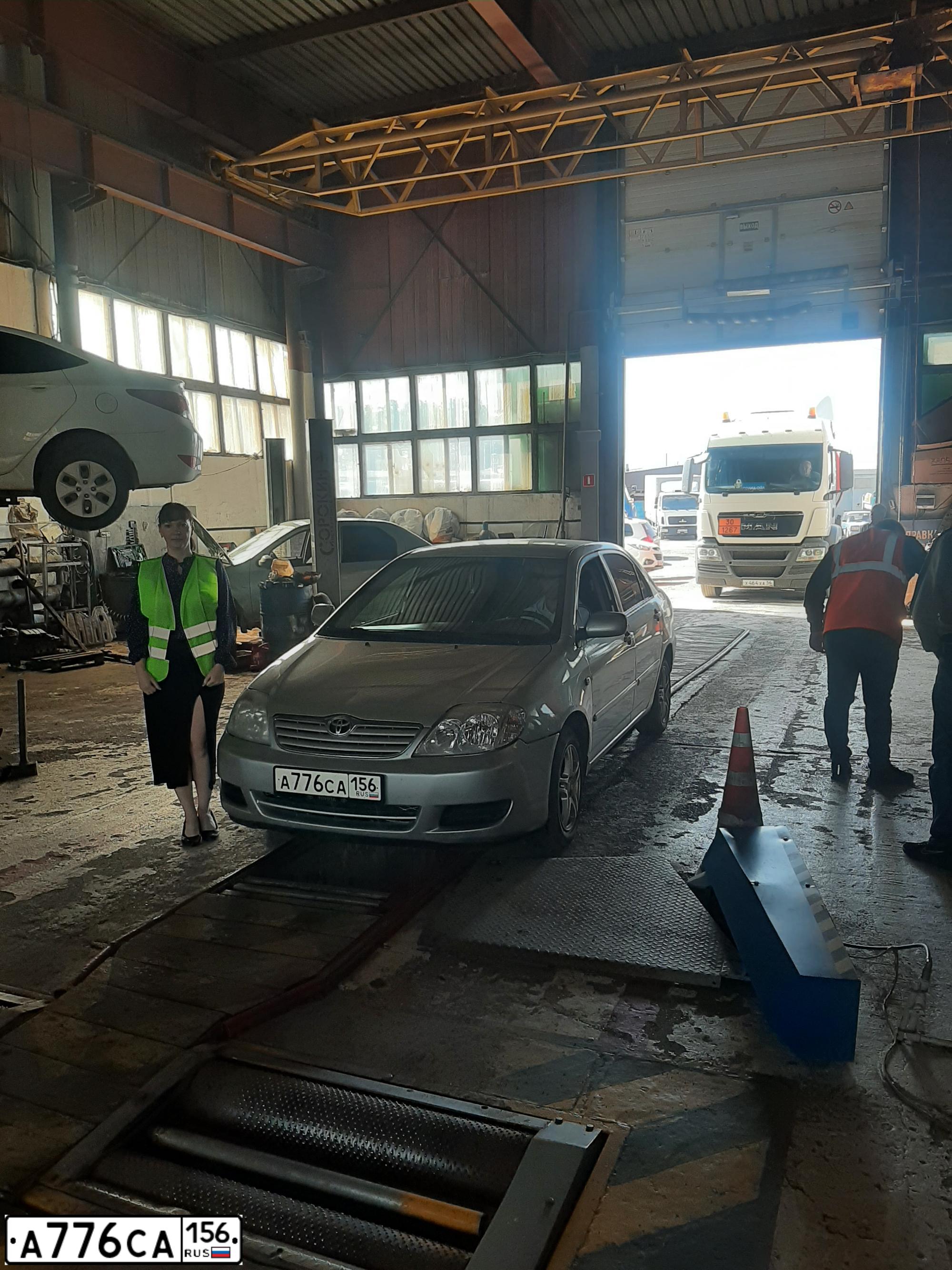 Фото автомобиля TOYOTA COROLLA, 2006 — госномер А776СА156. Цвет: Серебристый
