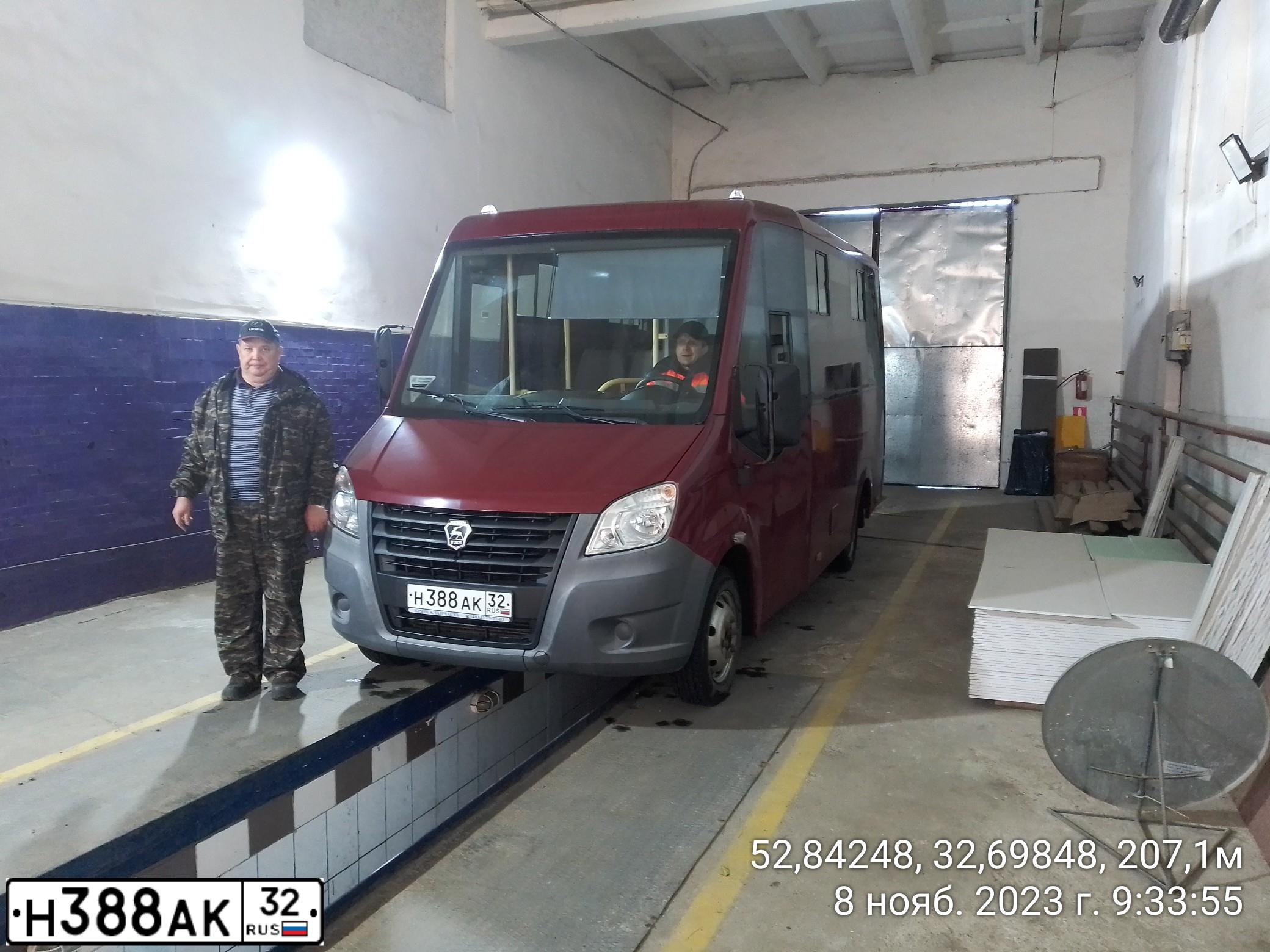 Фото автомобиля GAZ EL NEXT, 2015 — госномер Н388АК32. Цвет: ВИШНЕВЫЙ