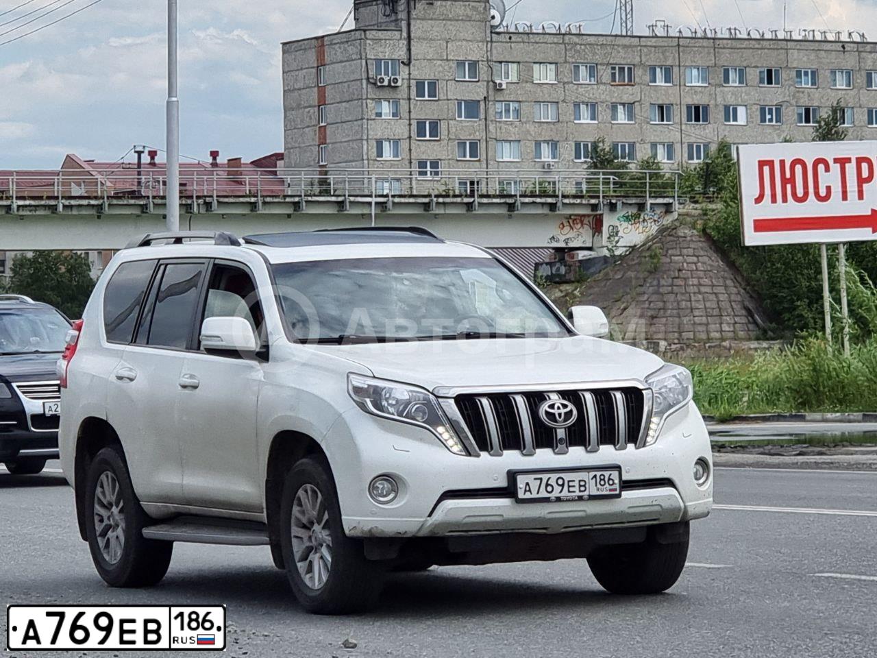 Фото автомобиля TOYOTA LANDCRUISER, 2016 — госномер А769ЕВ186. Цвет: БЕЛЫЙ