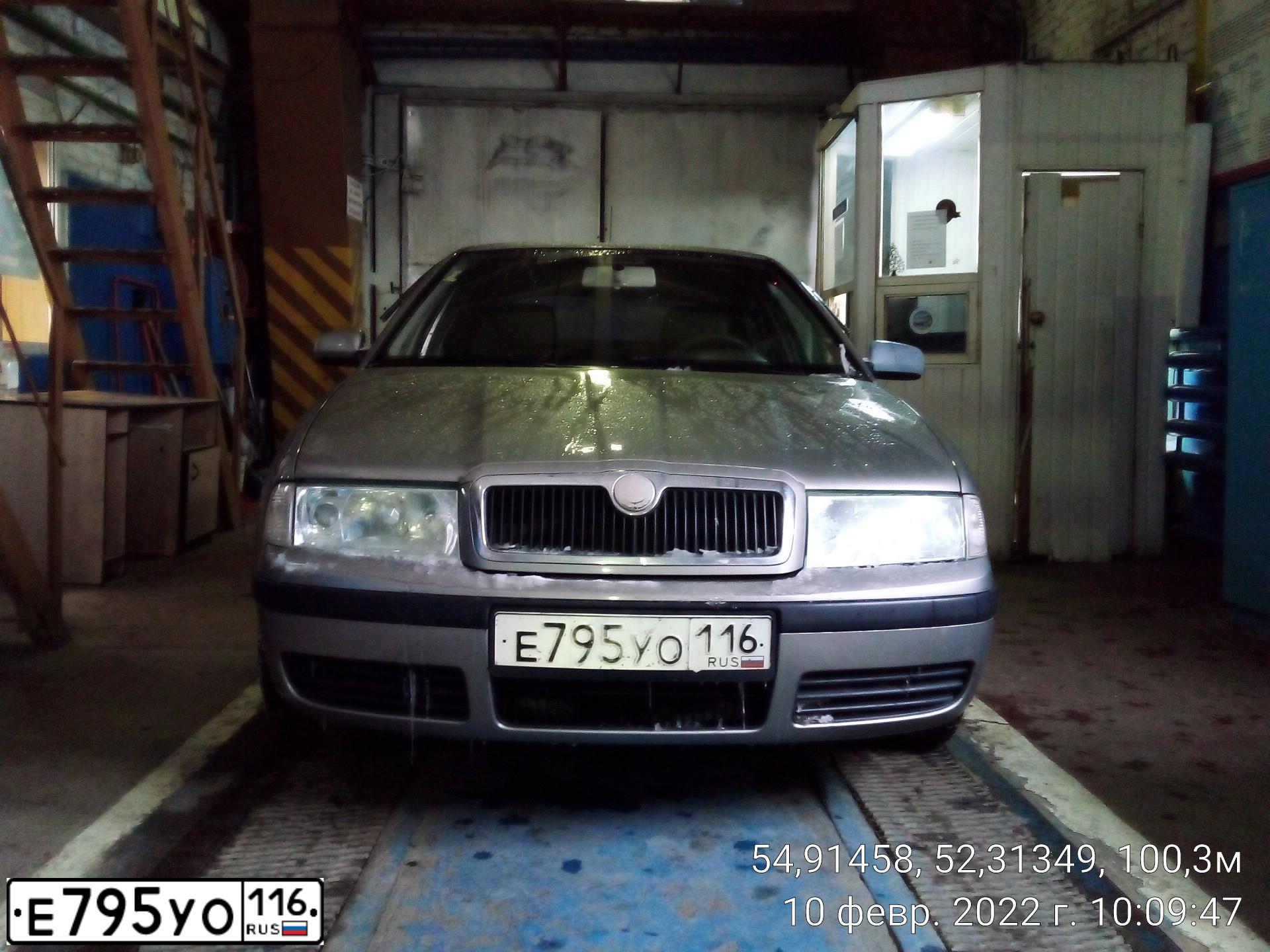 Фото автомобиля SKODA OCTAVIA, 2008 — госномер Р252АА716. Цвет: СЕРЫЙ