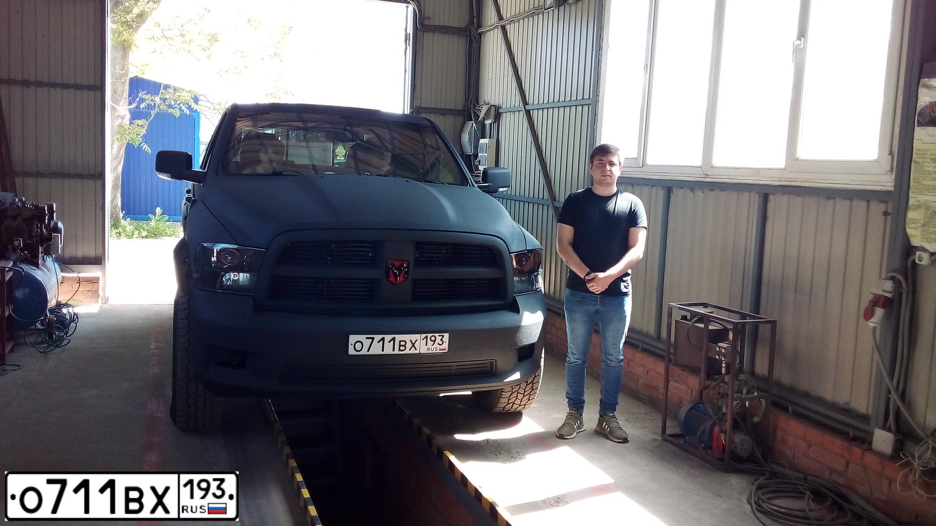 Фото автомобиля DODGE RAM, 2010 — госномер О711ВХ193. Цвет: СЕРЫЙ