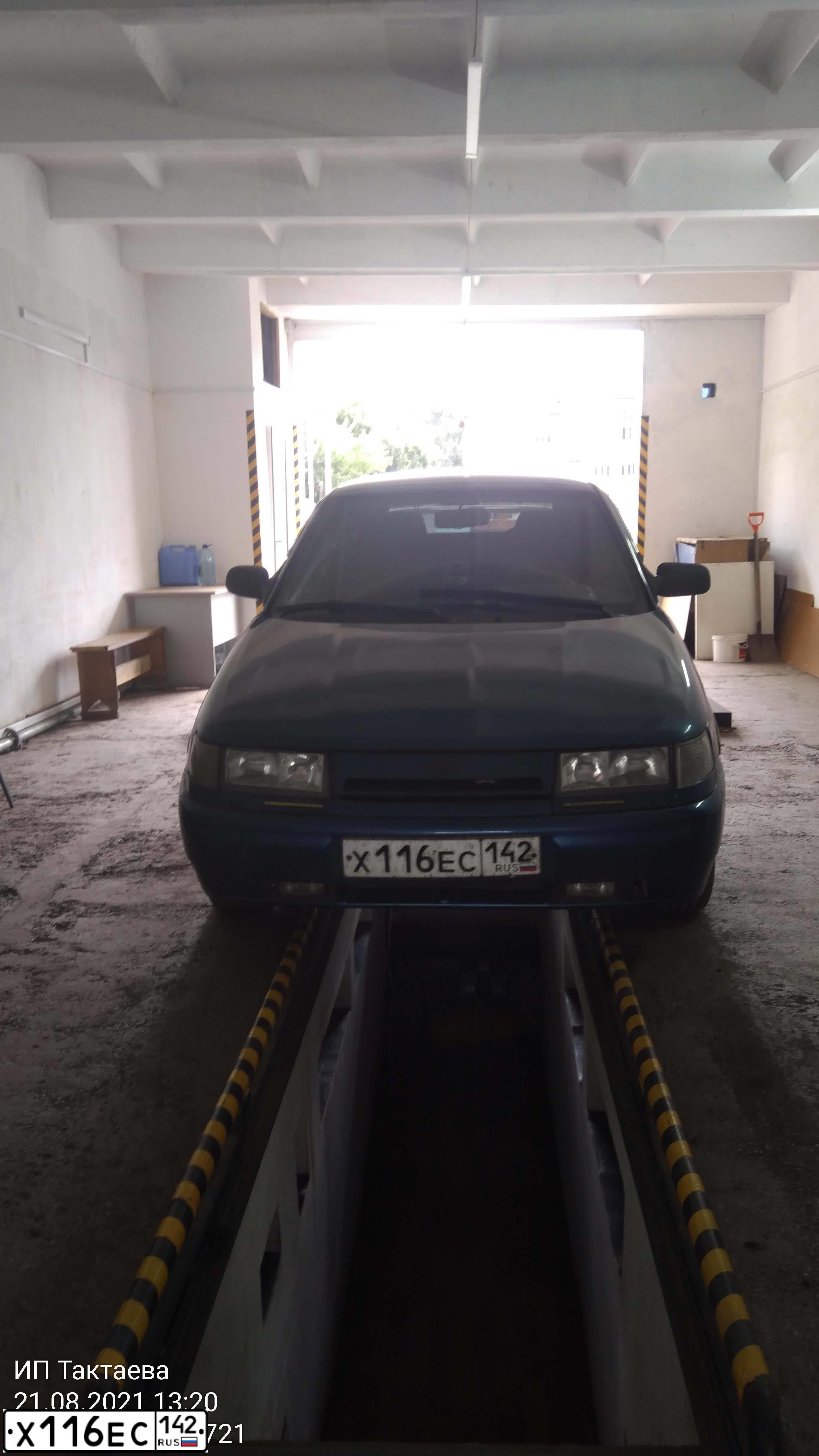 Фото автомобиля LADA 2112, 2005 — госномер Е890ВВ122. Цвет: Сине-зеленый
