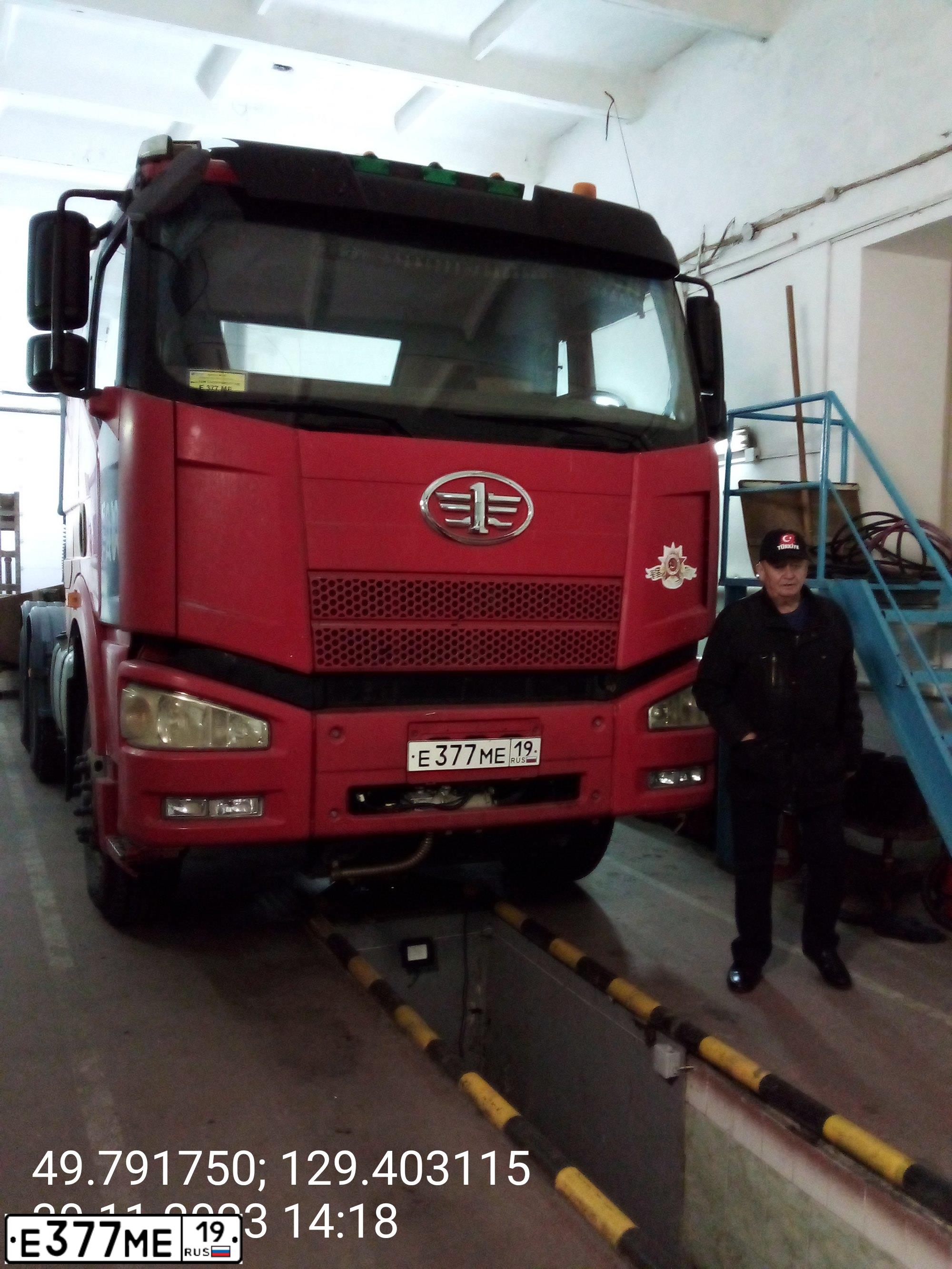 Фото автомобиля FAW 425 /6X4/, 2010 — госномер Е377МЕ19. Цвет: Красный