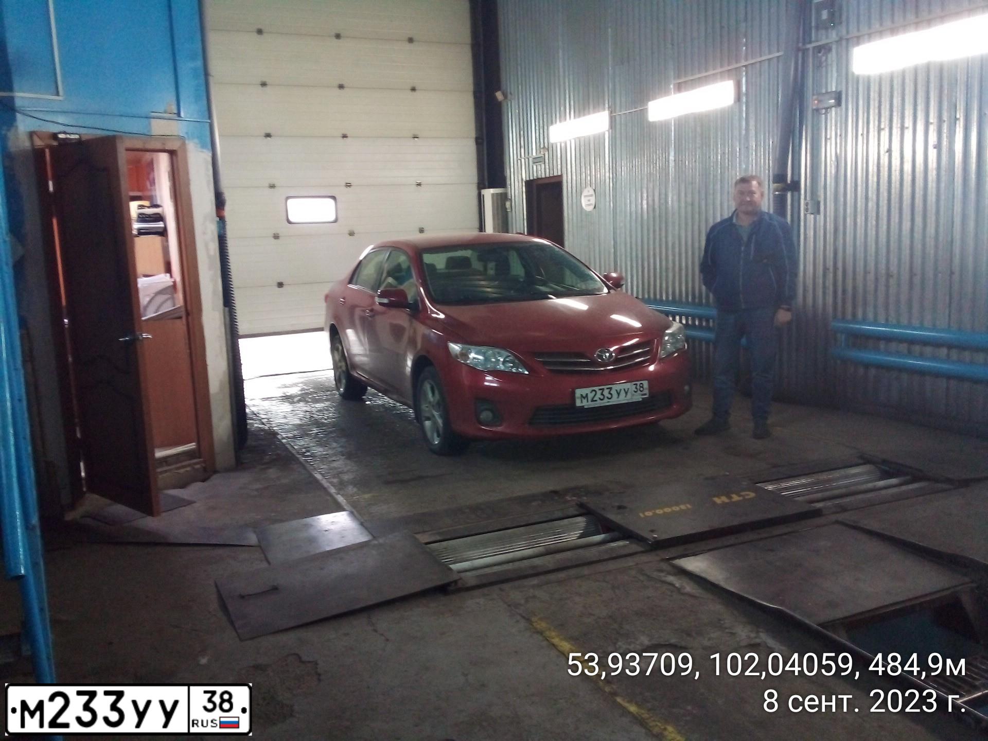 Фото автомобиля TOYOTA COROLLA, 2011 — госномер М233УУ38. Цвет: КРАСНЫЙ