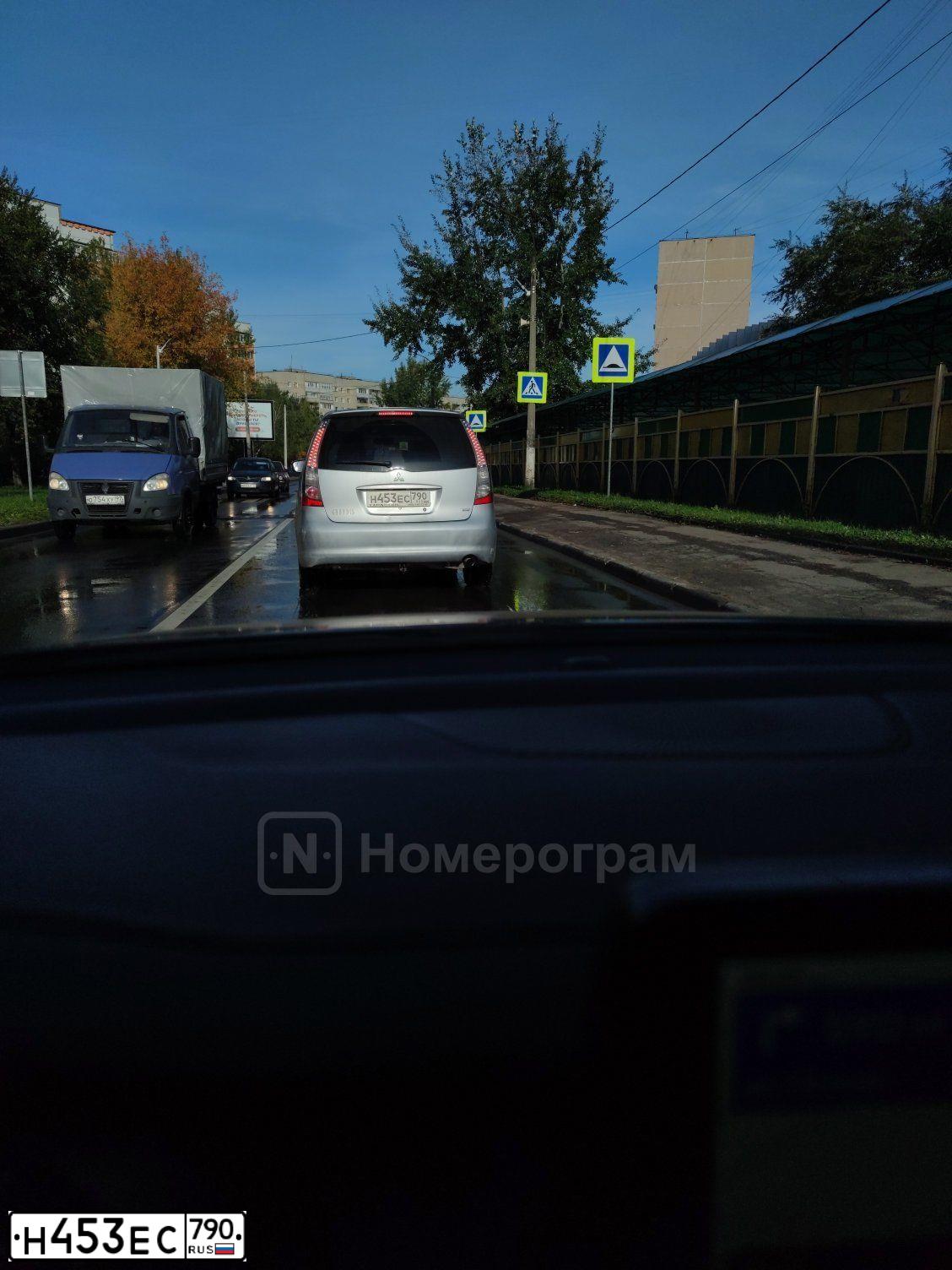 Фото автомобиля MITSUBISHI GRANDIS, 2006 — госномер С417АУ977. Цвет: СЕРЫЙ