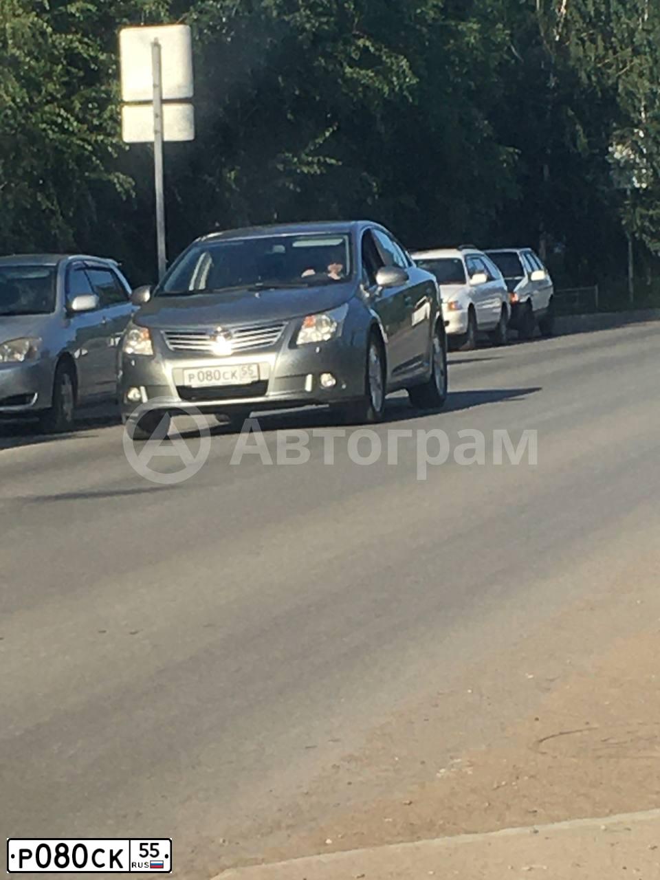 Фото автомобиля TOYOTA AVENSIS, 2011 — госномер Р080СК55. Цвет: СЕРЫЙ