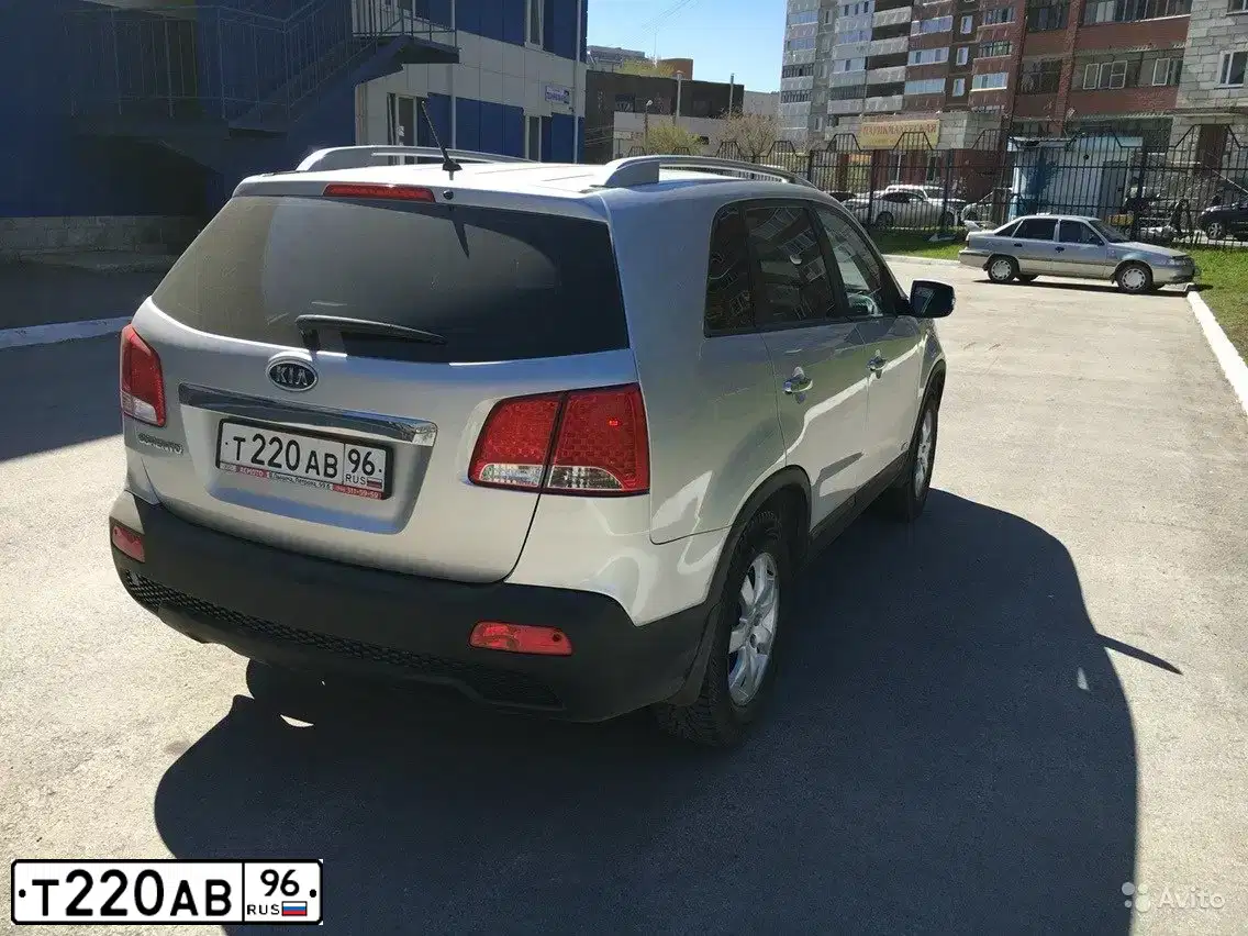 Фото автомобиля KIA SORENTO, 2011 — госномер Т220АВ96. Цвет: СВЕТЛО - СЕРЫЙ