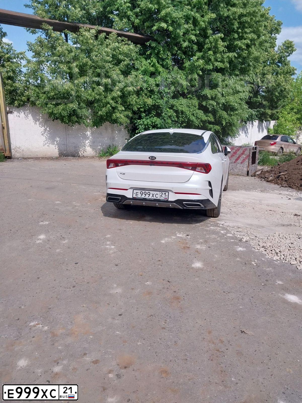 Фото автомобиля KIA K5, 2020 — госномер Е999ХС21. Цвет: Белый