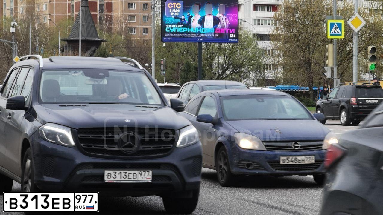 Фото автомобиля PORSCHE MACAN, 2023 — госномер В313ЕВ977. Цвет: Красный