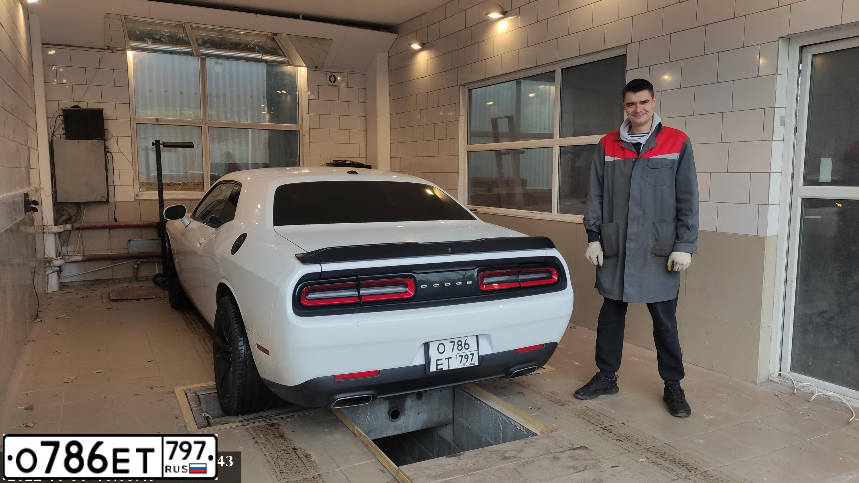Фото автомобиля ДОДЖ ЧЕЛЕНЖЕР, 2017 — госномер У180ХТ790. Цвет: Белый