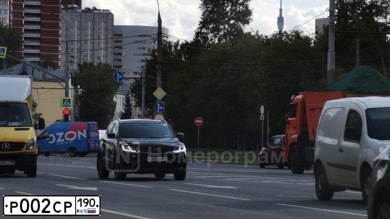 Фото автомобиля OPEL MOKKA, 2013 — госномер Р002СР190. Цвет: Серебристый