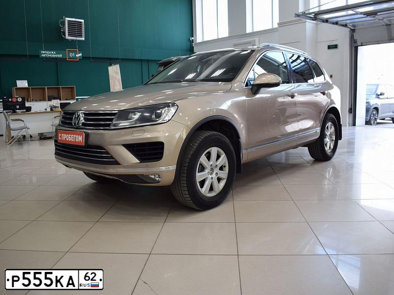 Фото автомобиля VOLKSWAGEN TOUAREG, 2015 — госномер Н330УЕ62. Цвет: БЕЖЕВЫЙ