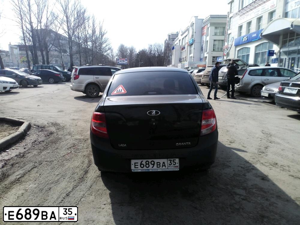 Фото автомобиля LADA 2190 GRANTA, 2013 — госномер Е689ВА35. Цвет: ЧЕРНЫЙ