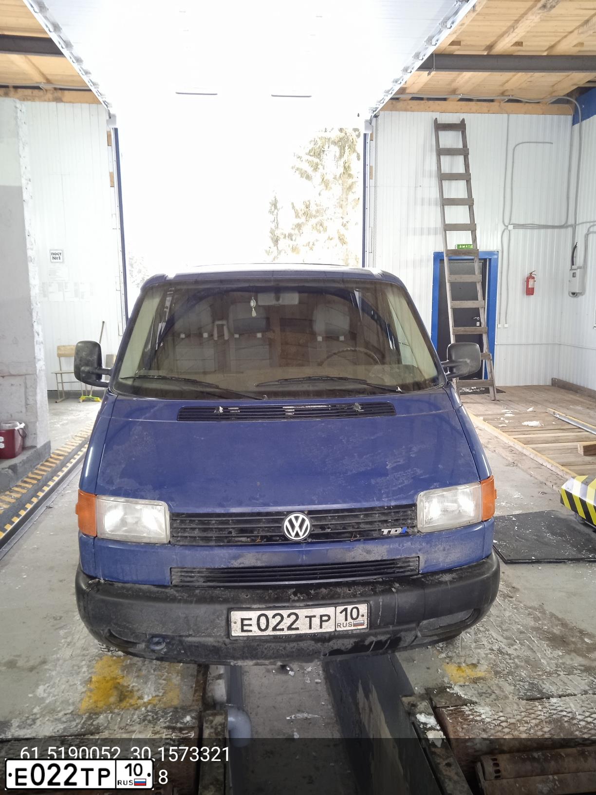 Фото автомобиля VOLKSWAGEN TRANSPORTER, 2003 — госномер Е022ТР10. Цвет: ТЕМНО-СИНИЙ