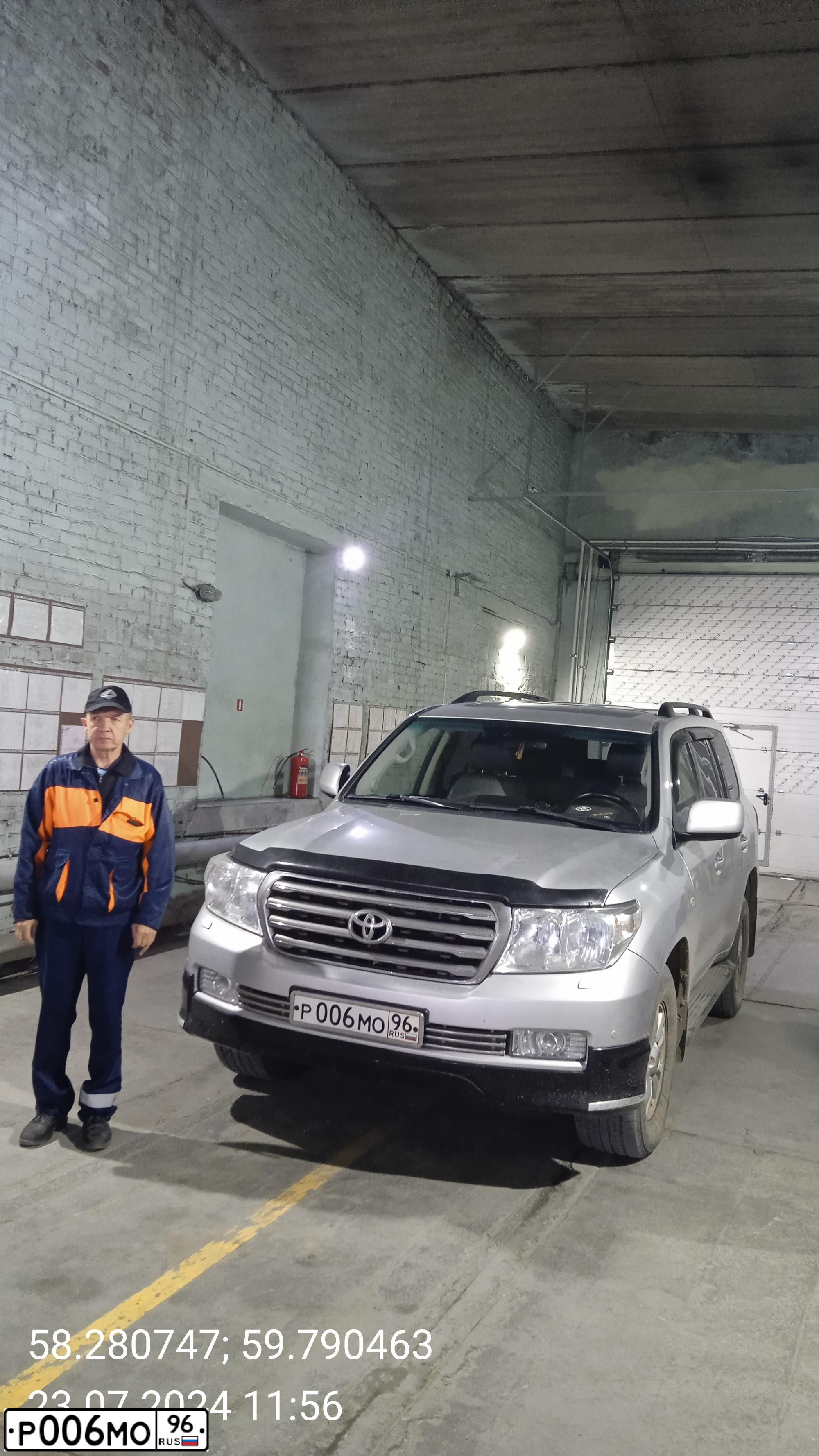 Фото автомобиля TOYOTA LANDCRUISER 200, 2009 — госномер Р006МО96. Цвет: СЕРЕБРИСТЫЙ