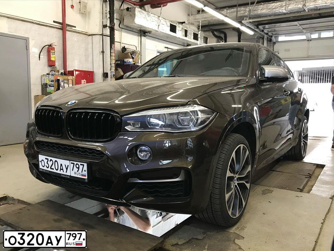 Фото автомобиля BMW X6M, 2015 — госномер Р008РУ77. Цвет: Коричневый