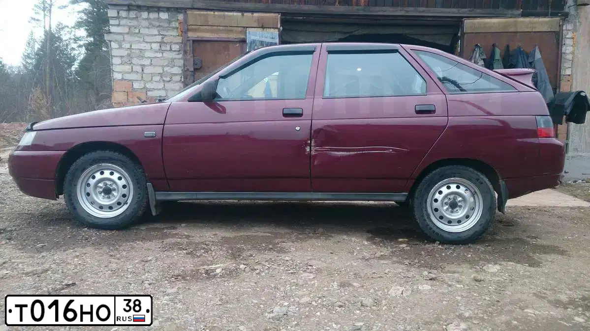 Фото автомобиля LADA 2112, 2005 — госномер Т016НО38. Цвет: МАЛИНОВЫЙ