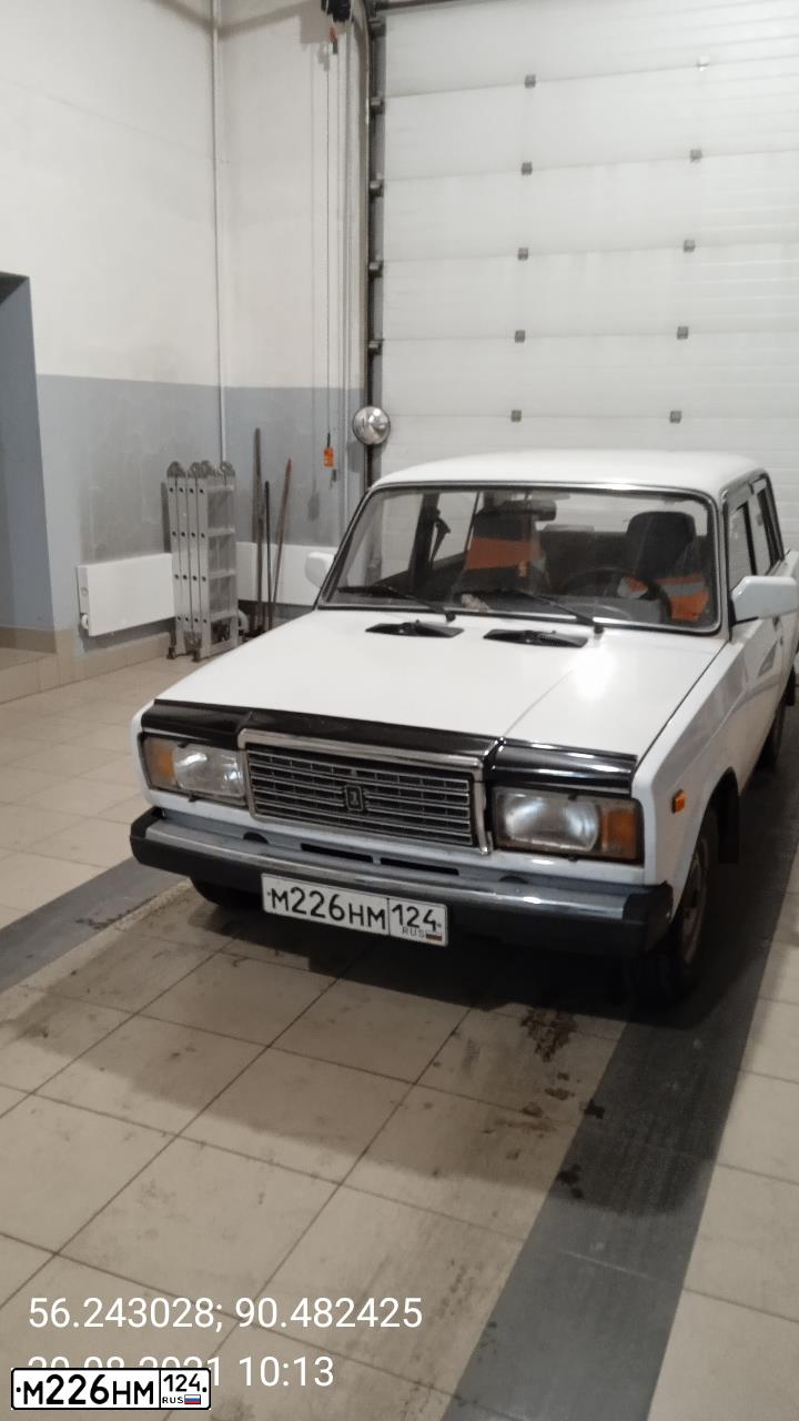 Фото автомобиля LADA 2107, 2007 — госномер М226НМ124. Цвет: ЯРКО-БЕЛЫЙ