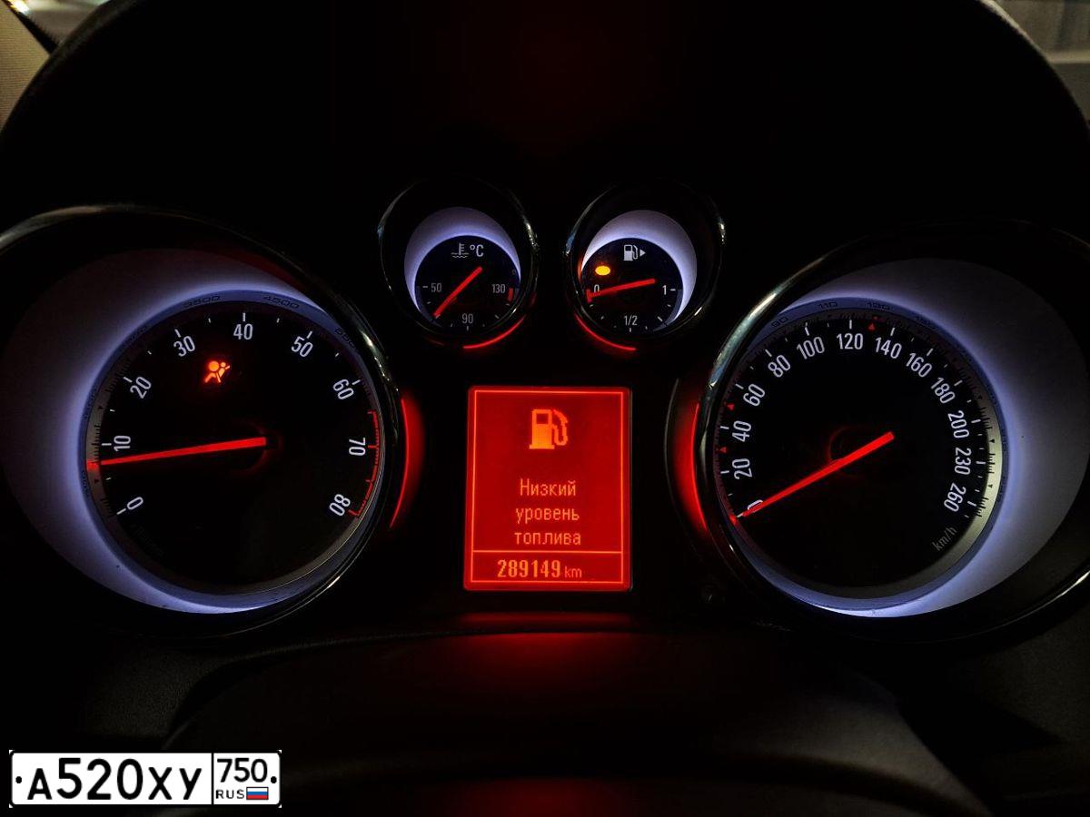 Фото автомобиля OPEL ASTRA, 2012 — госномер Н007ЕУ178. Цвет: Красный