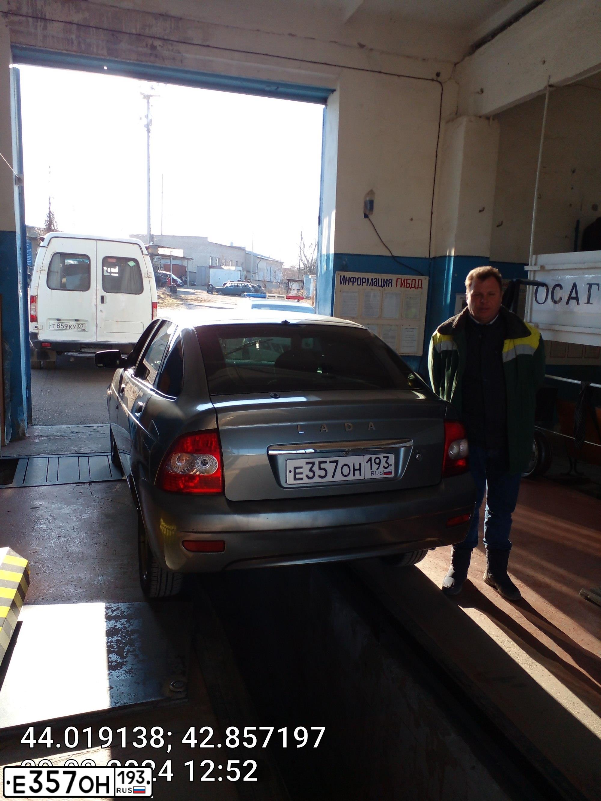 Фото автомобиля LADA 2172 PRIORA, 2010 — госномер В957РН116. Цвет: СЕРЫЙ