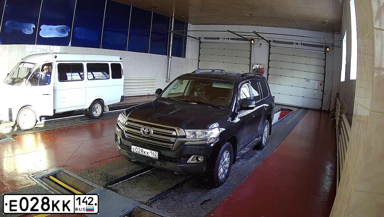 Фото автомобиля TOYOTA LANDCRUISER 200, 2018 — госномер Е028КК142. Цвет: ЧЕРНЫЙ